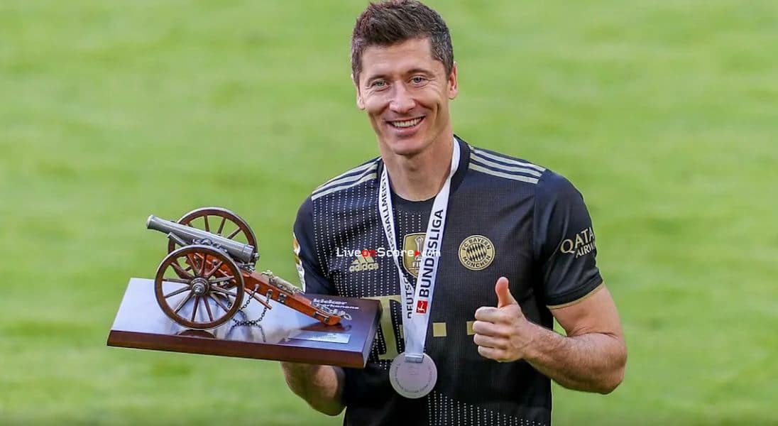 Lewandowski seals trophy and Bundesliga record