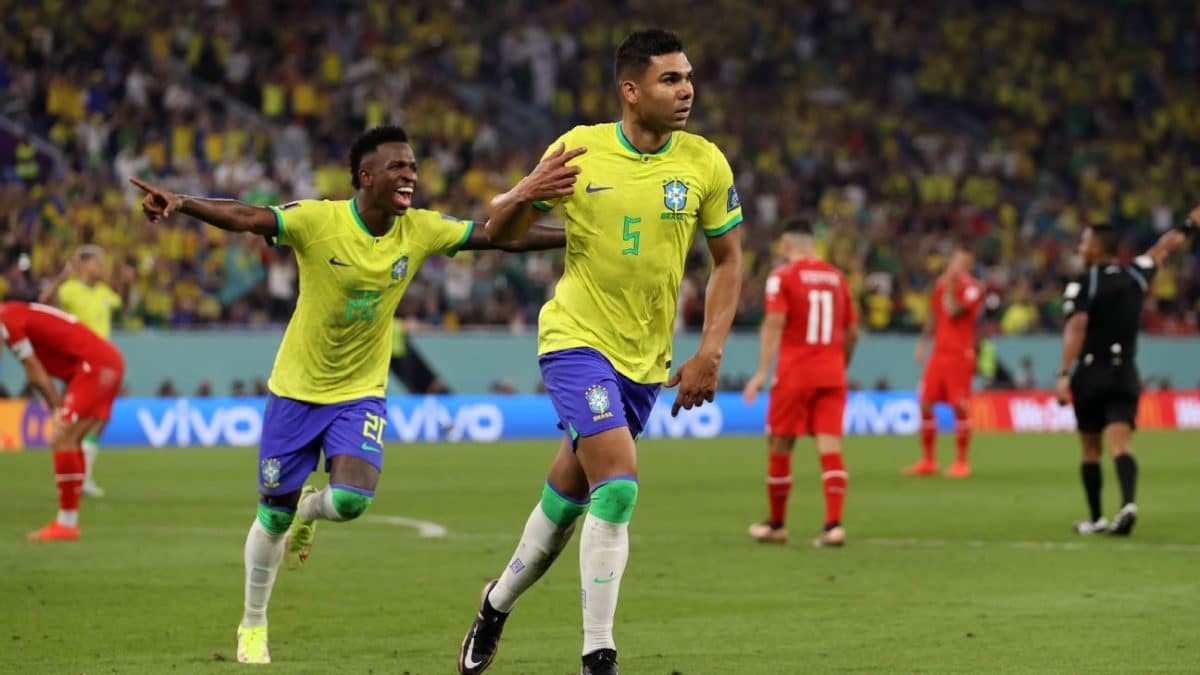Brazil miss Neymar but advance to knockouts as Casemiro steps up vs. Switzerland