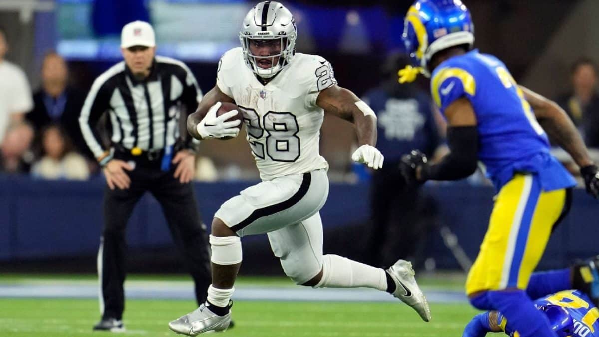 Raiders RB Jacobs finger plans to play vs. Pats
