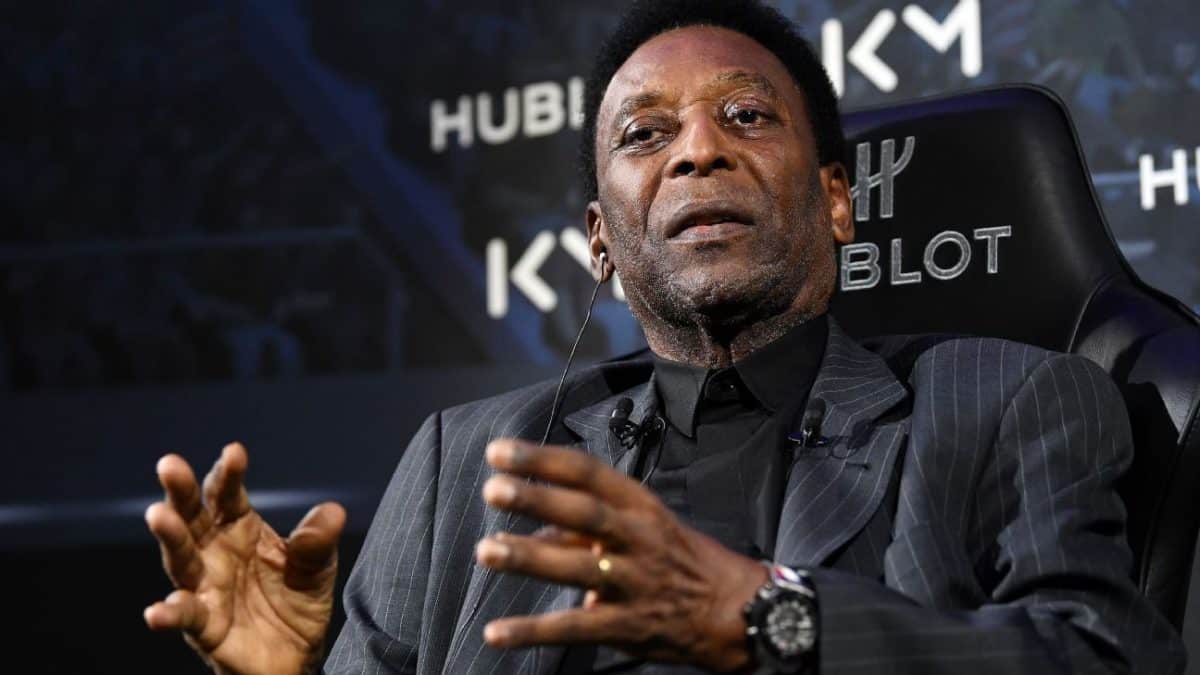 Pele remains in hospital but health improving