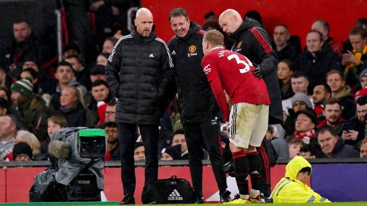 Man United concerned over Van de Beek injury