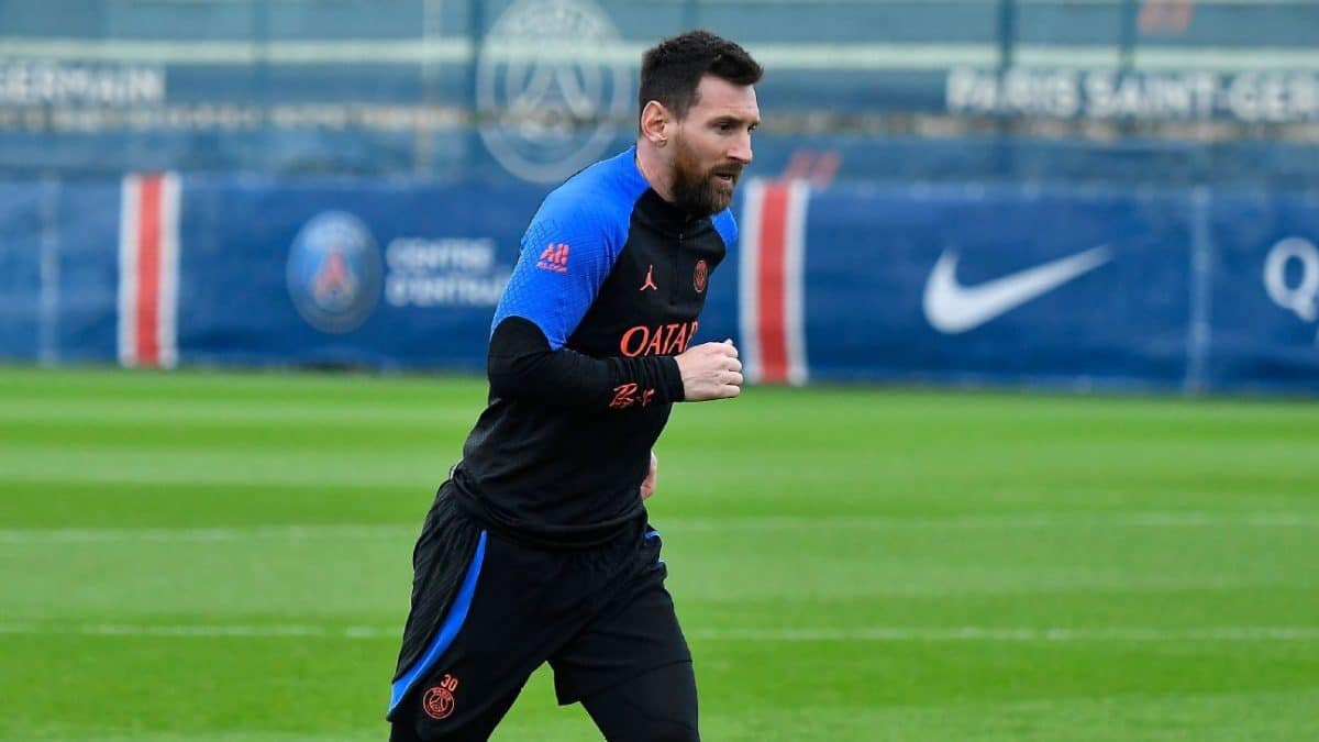 PSG staff give Messi guard of honour on return