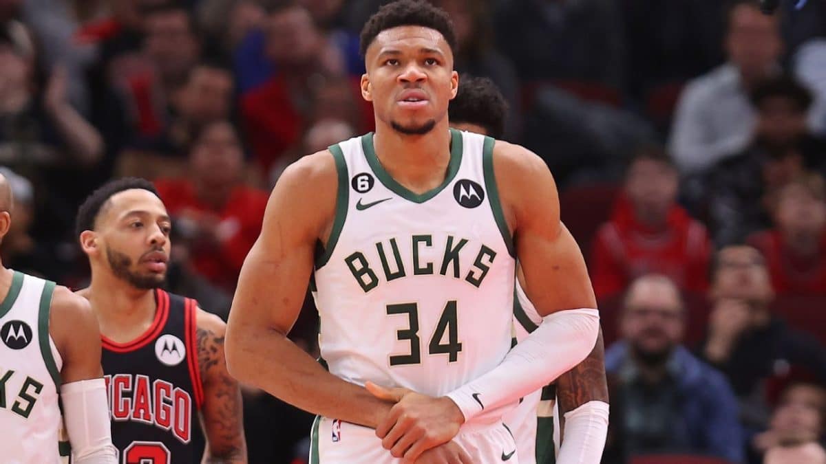 Giannis sprains right wrist at Bulls, ruled out