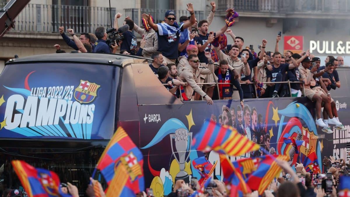 Barca fans out in force for title winners parade