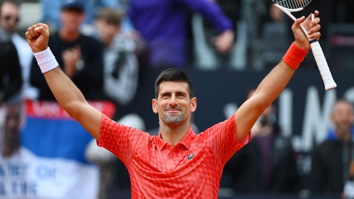 Djokovic in Italian quarters for 17th straight year