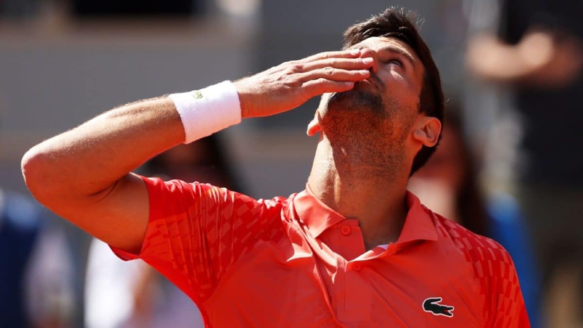 Djokovic advances to French Open second round