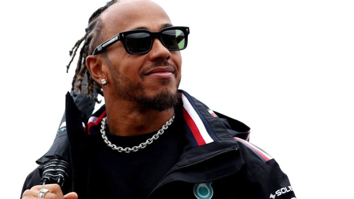 Hamilton extends F1 career with new Mercedes deal