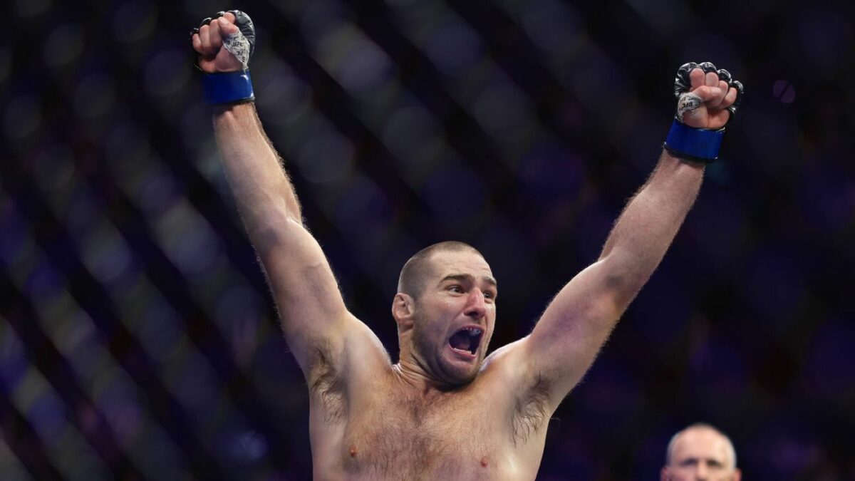 Strickland to defend title vs. Du Plessis on Jan. 20