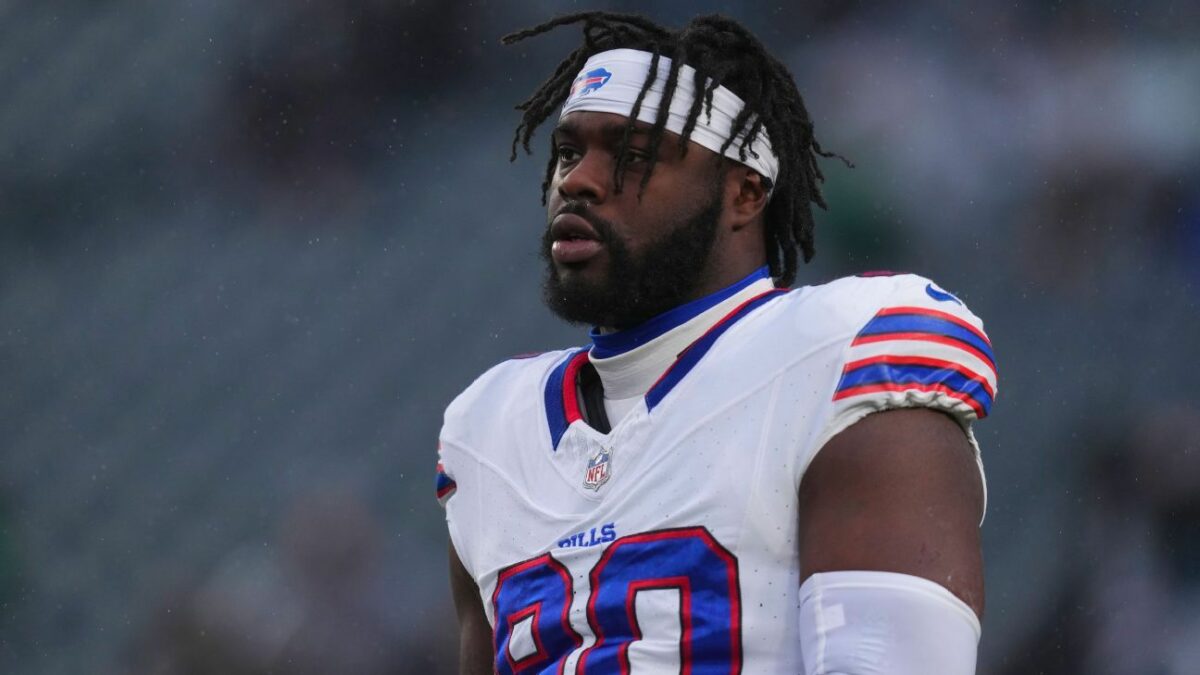 Bills Lawson confronts, appears to shove Philly fan