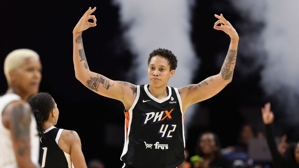 Free agent Griner agrees to return to Mercury