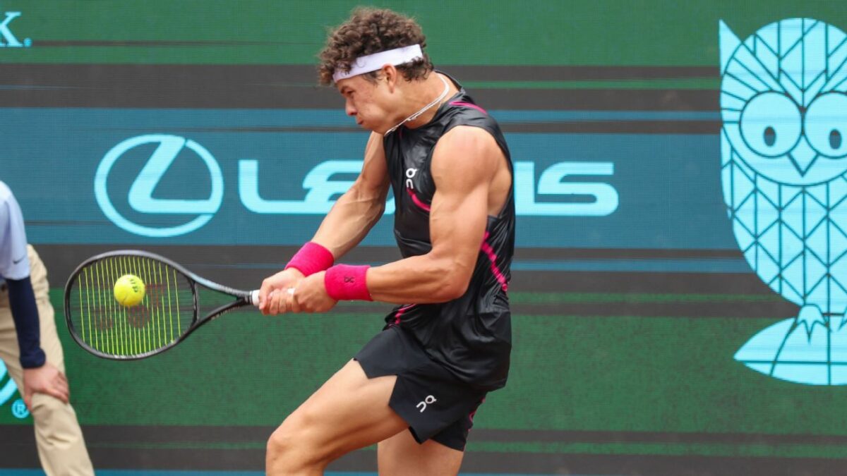 Shelton outlasts Tiafoe to win clay court title