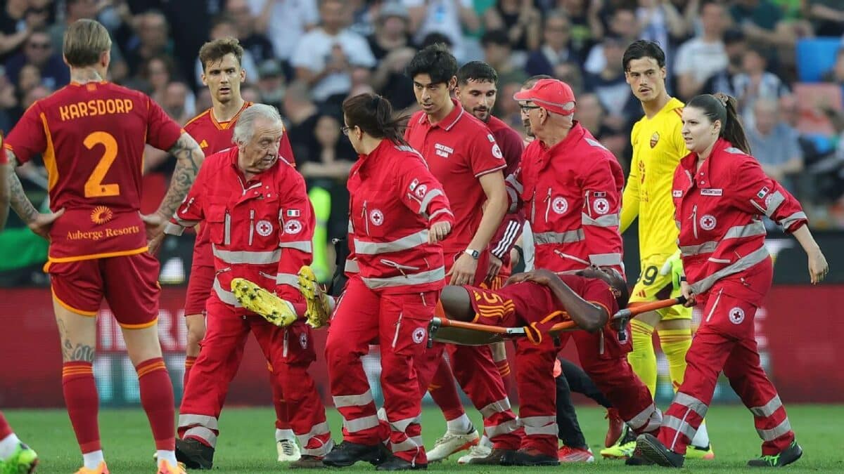 Romas Ndicka cleared after on-field collapse