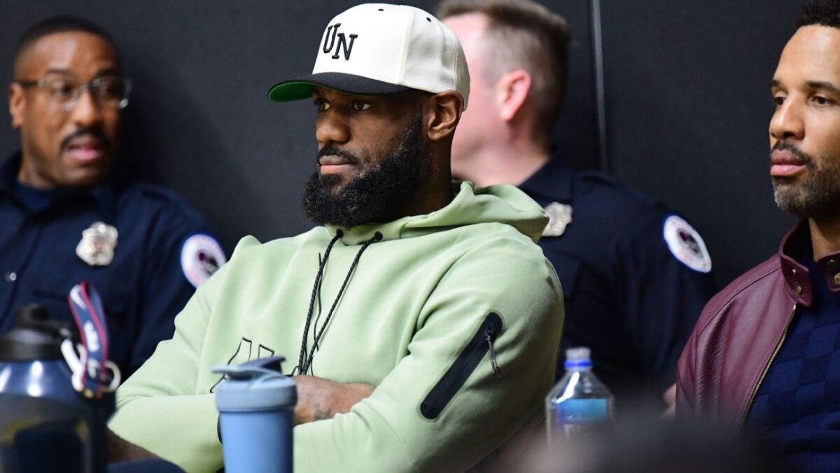 LeBron to sit vs. Blazers with sore foot