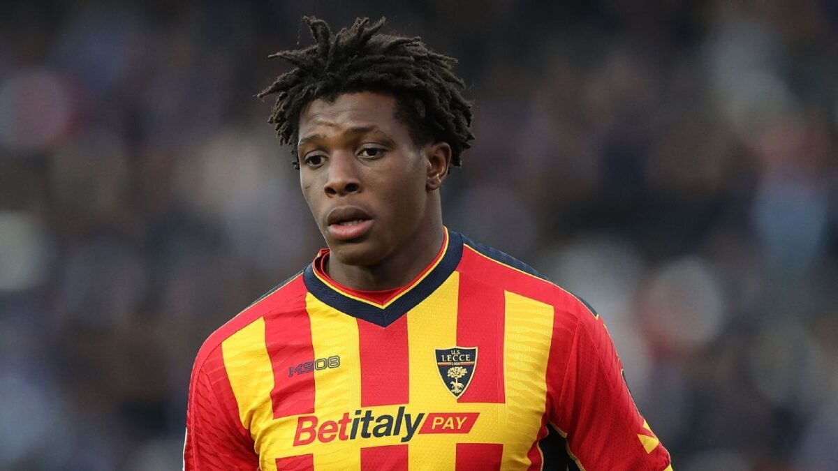 Man United want left-back deal in Jan.