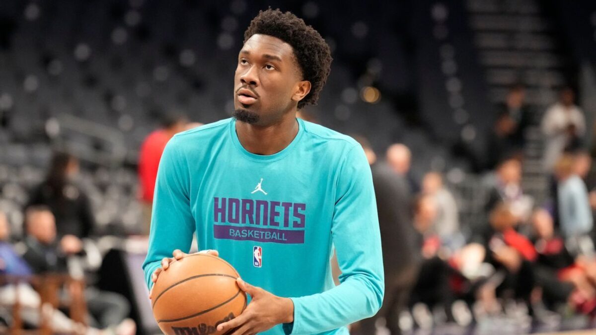 Lakers move for Hornets center Williams