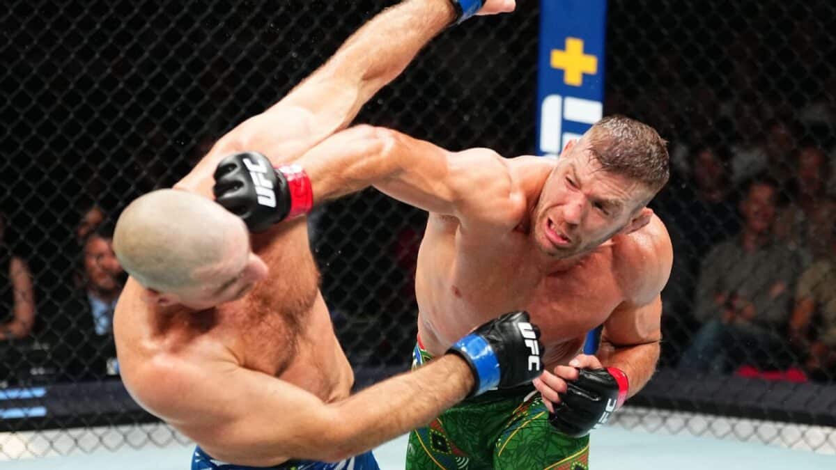 Du Plessis dominates Strickland in rematch rout