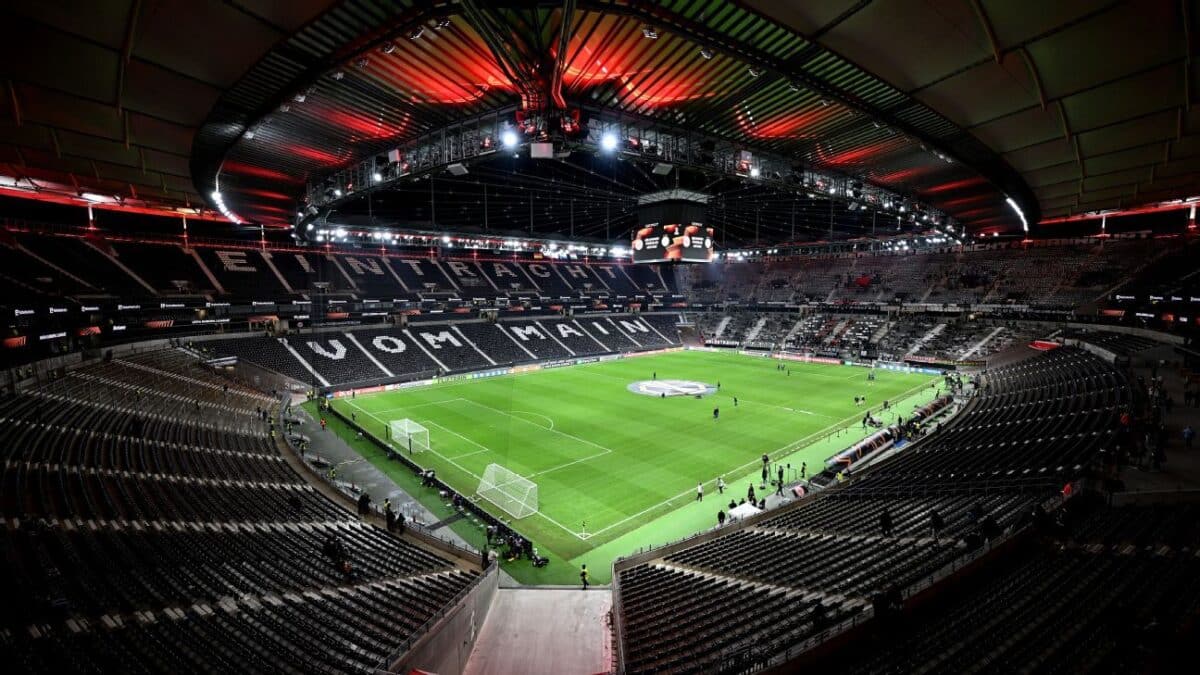 2 hurt after fan falls from stand in Bundesliga game