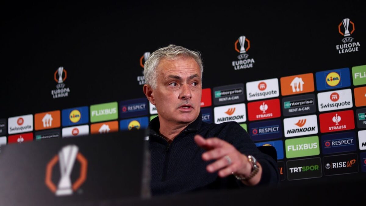 Mourinho pretends to sleep in post-game presser