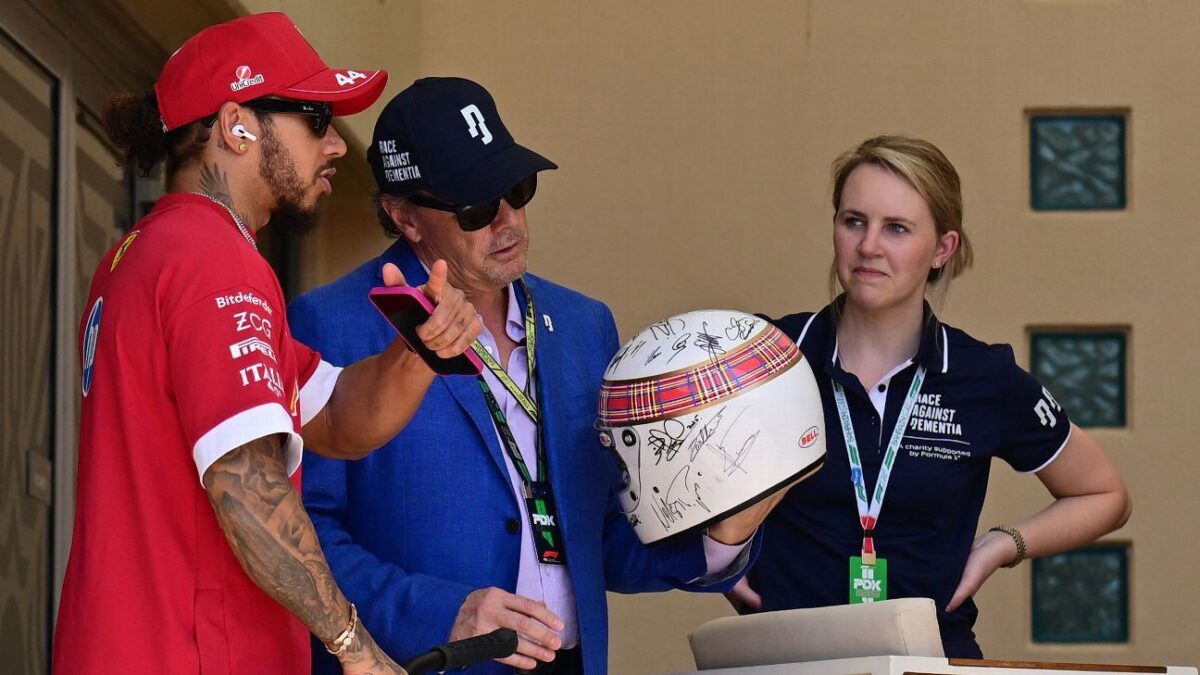 Schumacher signs helmet for Stewarts charity