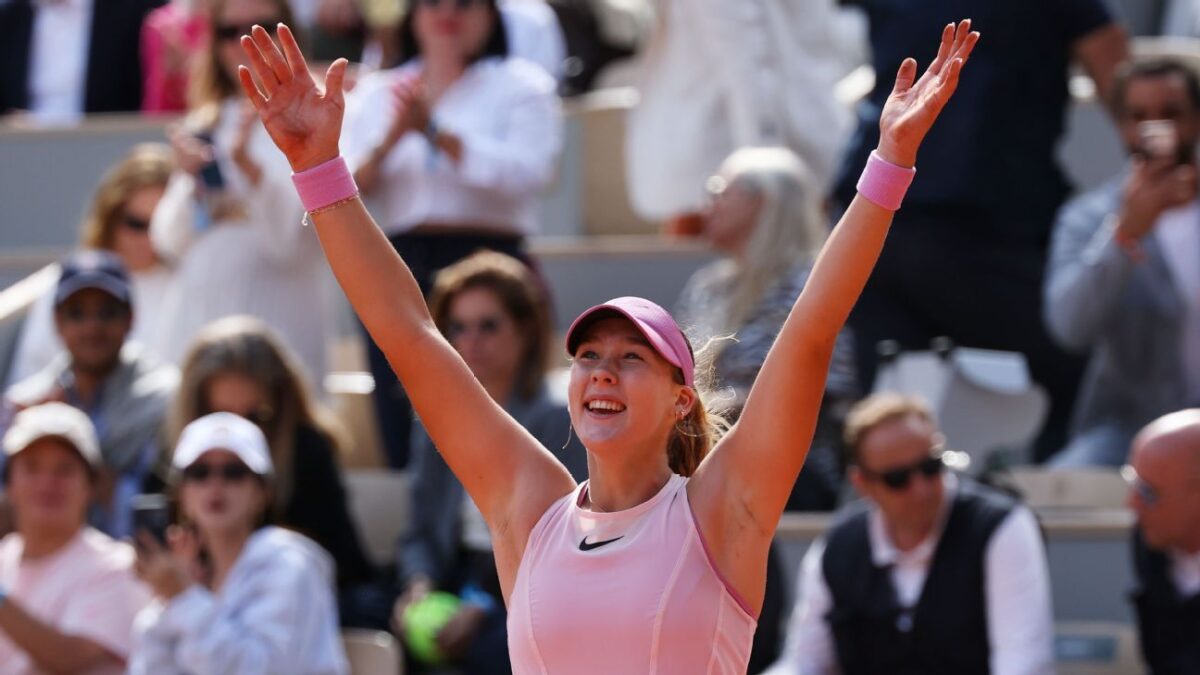 Andreeva tops Chwalinksa at French Open for 1st Grand Slam title