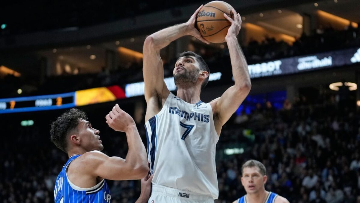 Mavericks add 7 footer Aldama in trade with Grizzlies