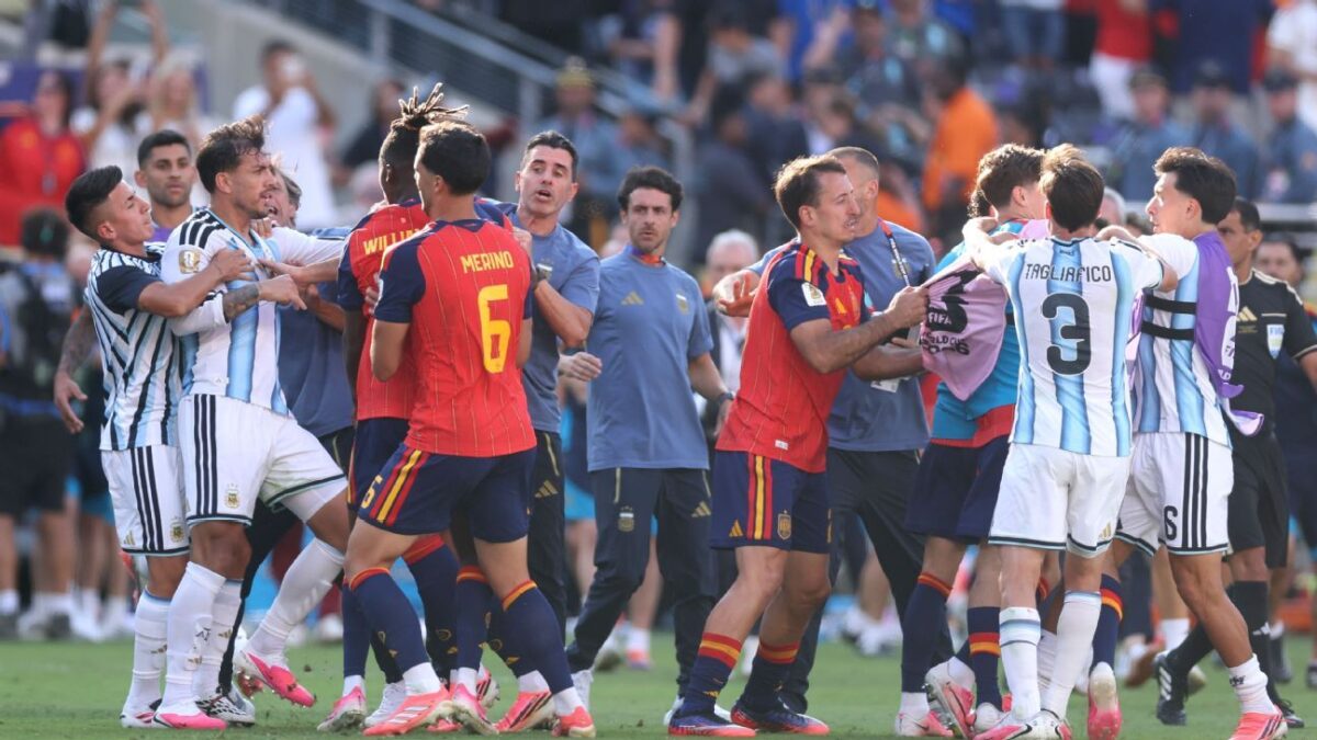 Gary Neville slams Argentina: Without Messi theyd struggle to get to the semifinals